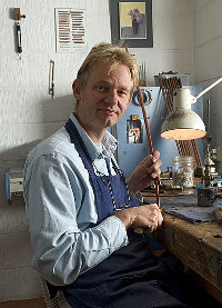 Jan Strumphler in zijn werkplaats